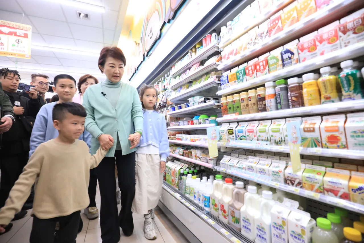 盧秀燕到超商視察「有鈣讚計畫」，並與學童體驗兌換乳品的流程。市府提供