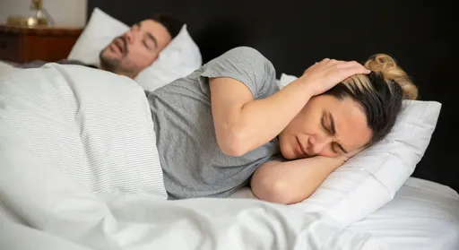 打鼾傷身還成婚姻殺手！嚴重恐「猝死」 醫曝7行為揭解決方法