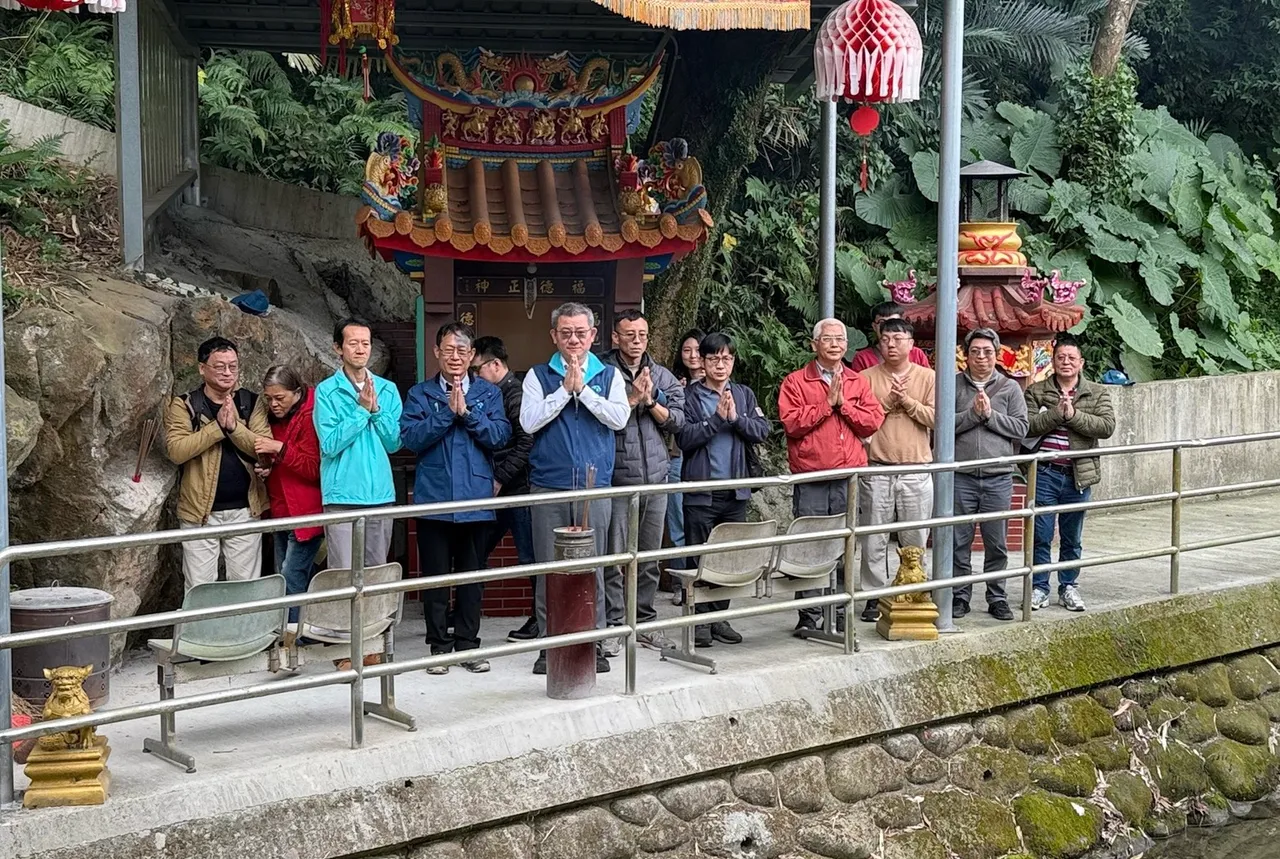 分署長謝明昌率員巡視寶二水庫水情，至附近廟宇祈福。北區水資源分署提供