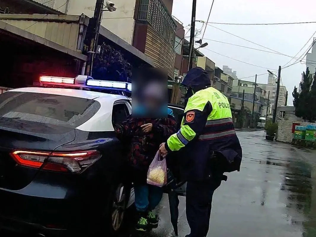 警員把老婦帶上巡邏車趨寒。平鎮警分局提供