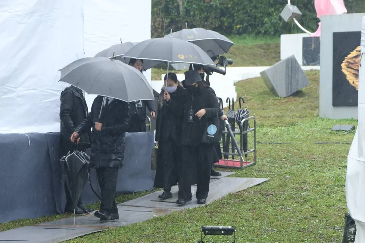 S媽周圍滿滿的工作人員相伴。特勤中心攝