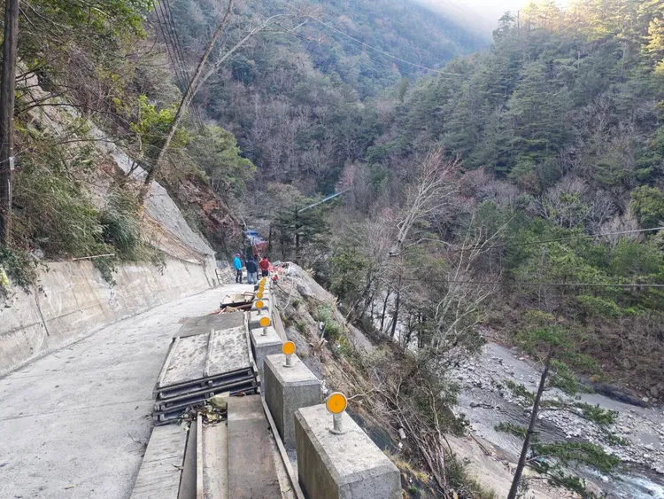 傷者不慎跌落邊坡。民眾提供