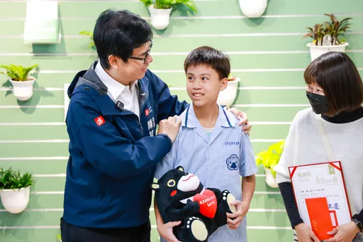 鳳山國中學生江詠恩挺身護送身障長者　陳其邁市長公開表揚