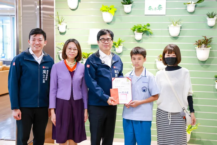 陳其邁市長3日在市政會議上公開表揚鳳山國中江詠恩同學（右二）助人義舉。翻攝畫面