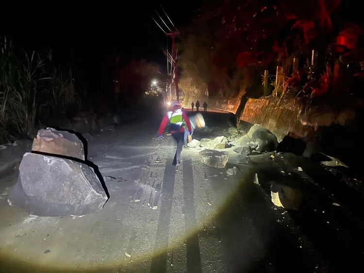 苗栗縣泰安鄉大安產業聯絡道路2公里處昨晚6時許發生落石意外。民眾提供