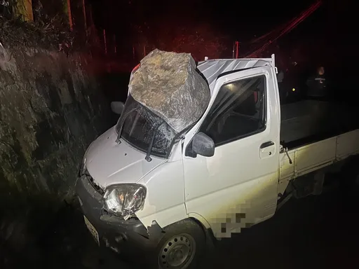苗栗泰安小貨車遭「巨石壓頂」　車內2人逃過一劫