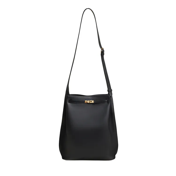 Kelly Hobo 肩背包，Chéri小牛皮材質，39萬9000元。品牌提供