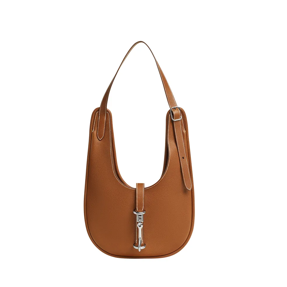 Bride de Jour 肩背包，Barénia小牛皮材質，34萬700元。品牌提供