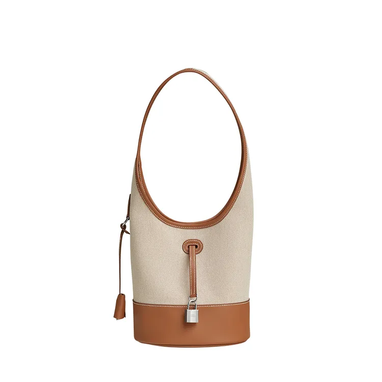 Petit Bel-il 肩背包，H帆布與Swift小牛皮材質，22萬4000元。品牌提供