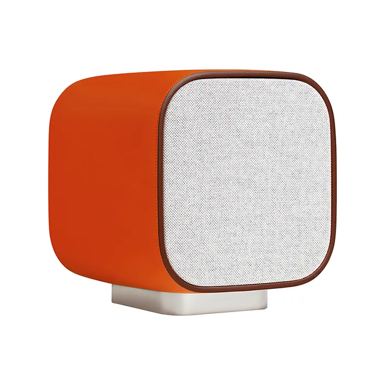Hermès Mini Speaker 音響，Swift 小牛皮材質與鏡面拋光精鋼材質，104萬5800元。品牌提供