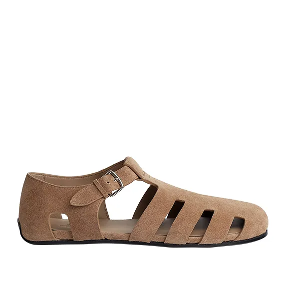 麂皮小牛皮涼鞋，3萬8800元。品牌提供