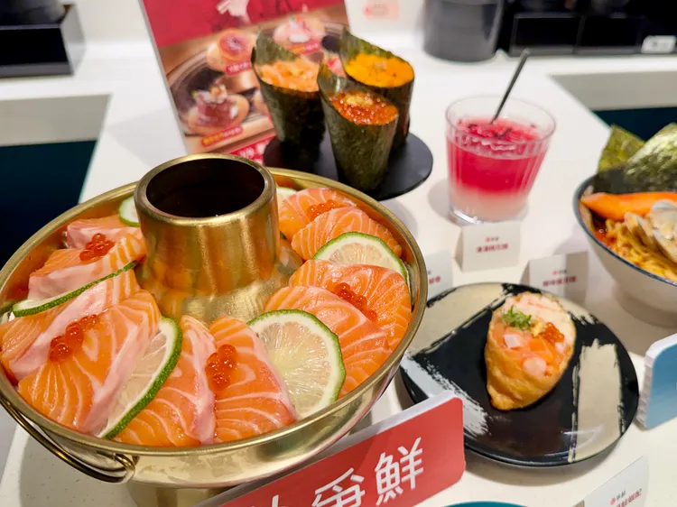 爭鮮PLUS推出過年應景的「霧裡尋鮭圍爐鍋」。莊偉祺攝