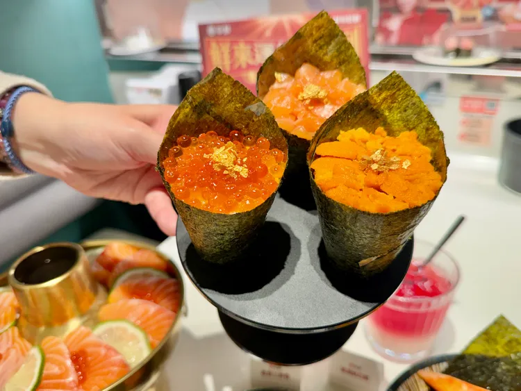 爭鮮新品「富貴三鮮卷」一次可吃到鮭魚卵、海膽及鮭魚。莊偉祺攝