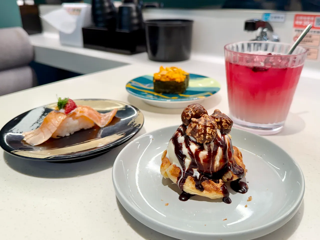 爭鮮PLUS限定「可可滿福鬆餅」、「漫漫桃花開」等新品。莊偉祺攝