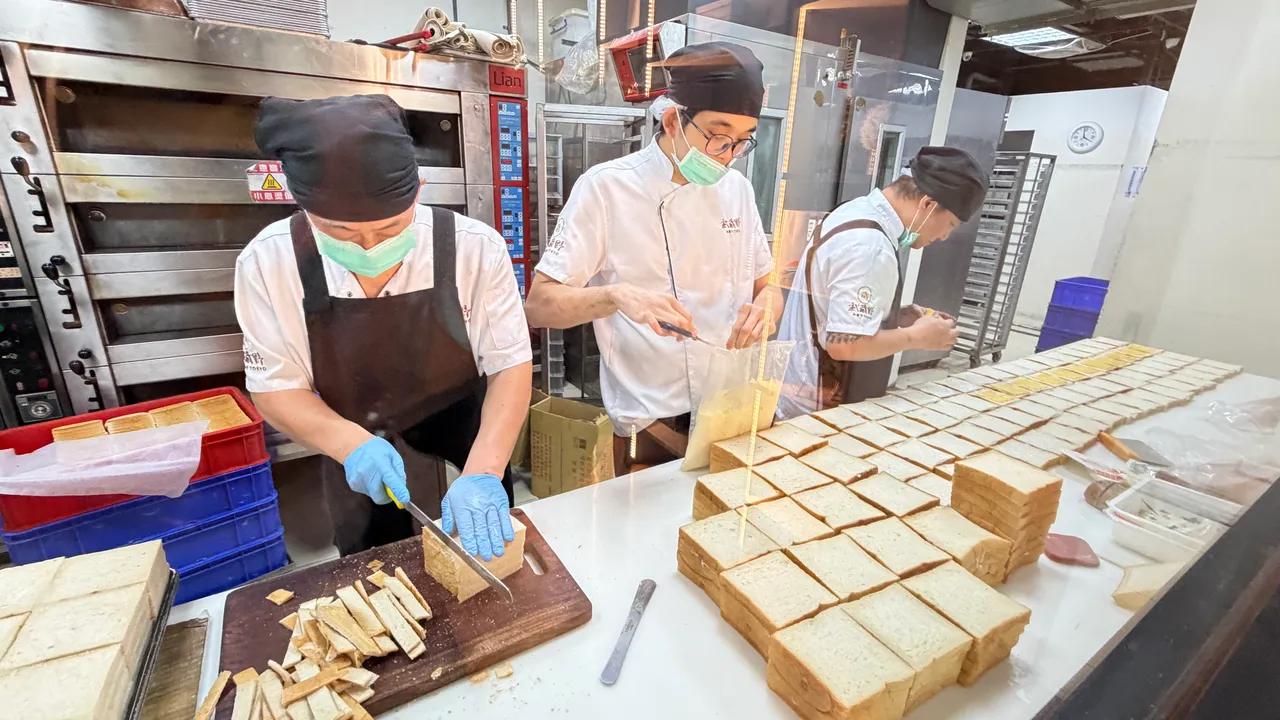 勞動部1月公布的最新職缺調查，全台高達25.9萬個職缺，職缺率為2.9%。圖為武藏野の洋菓子員工，曾佳俊攝