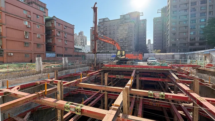 建商指出，目前營造工地日薪飆漲、工期也拉長，最缺乏的工種就是基層技術工人。曾佳俊攝