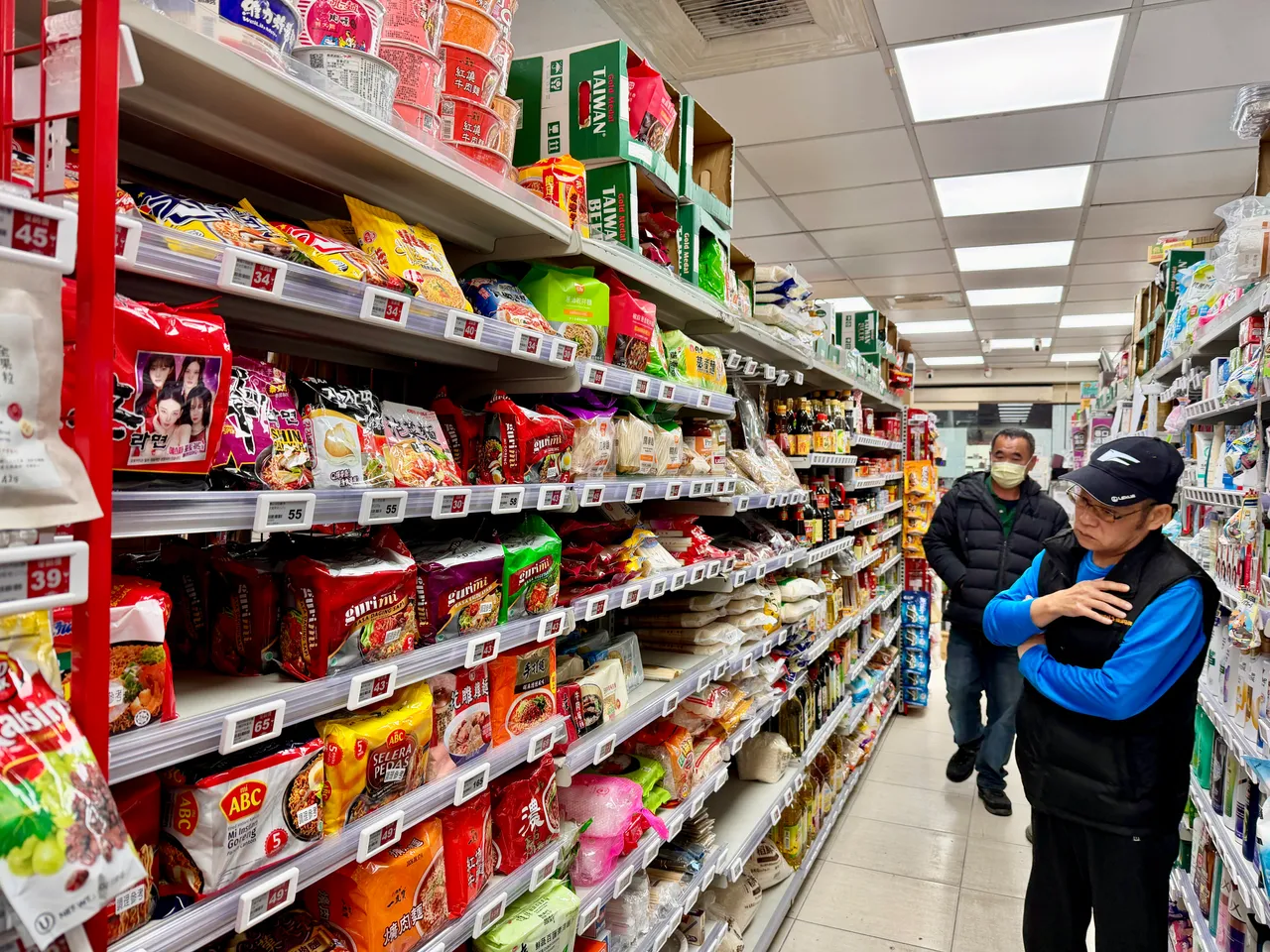 美廉社指出，因主要客群年齡為35至55歲，目前佔比約26%的中高齡員工更能貼近需求。莊偉祺攝