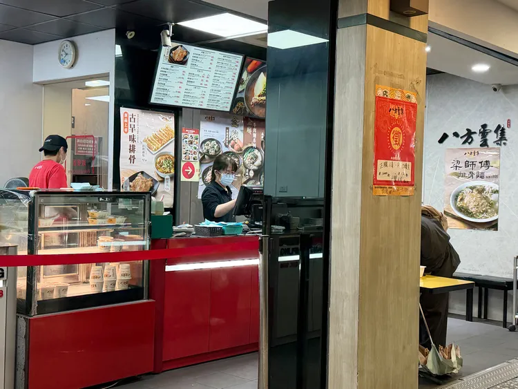 目前職缺佔比較高的業別包含服務業等。圖為八方雲集貼出徵才廣告，莊偉祺攝