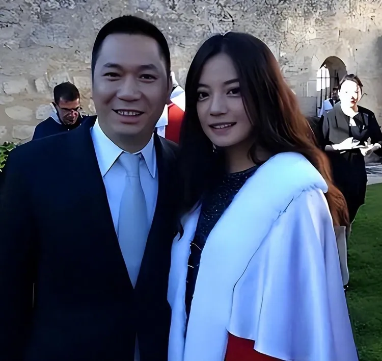 趙薇（右）在2024年底宣布多年前已和黃有龍離婚。翻攝貼小君微博