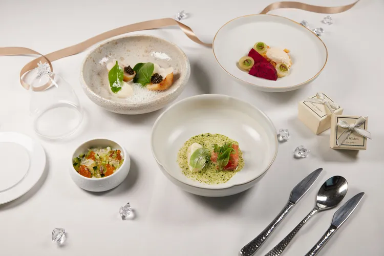 館內牛排館於2月14日當天推出情人節限定午、晚間套餐。高雄萬豪提供