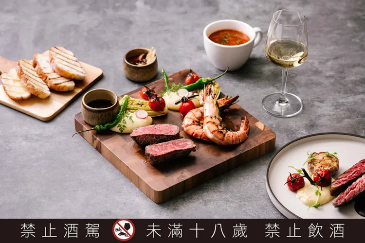 「情人節雙人套餐」可吃到美國極佳級肋眼牛排與澎湖明蝦的海陸雙拼等。慕軒飯店提供