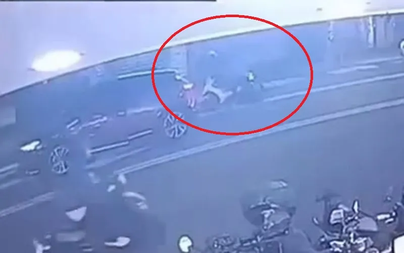 涉案駕駛人後來又擋在前方，下車推倒李姓騎士的機車。民眾提供