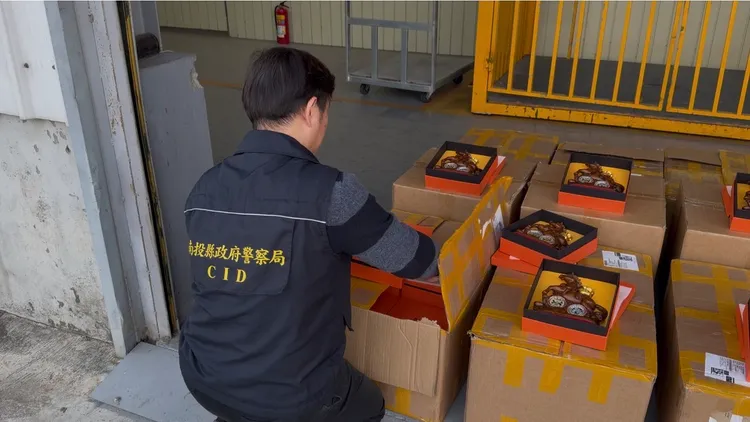 警方共查扣435年偽造的紫南宮馬年套幣。民眾提供