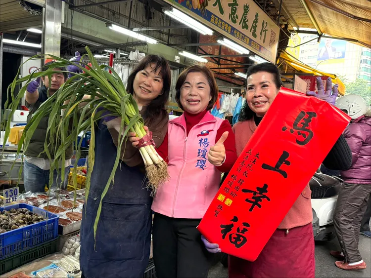 楊瓊瓔上午到東興市場拜票，對於黨中央將於3月底辦理民調表示尊重。民眾提供