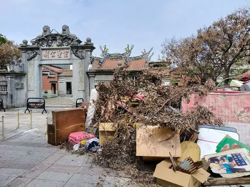 縣定古蹟變垃圾堆！屏東宗聖公祠大門遭棄置大量廢棄物　管理人憤慨抗議