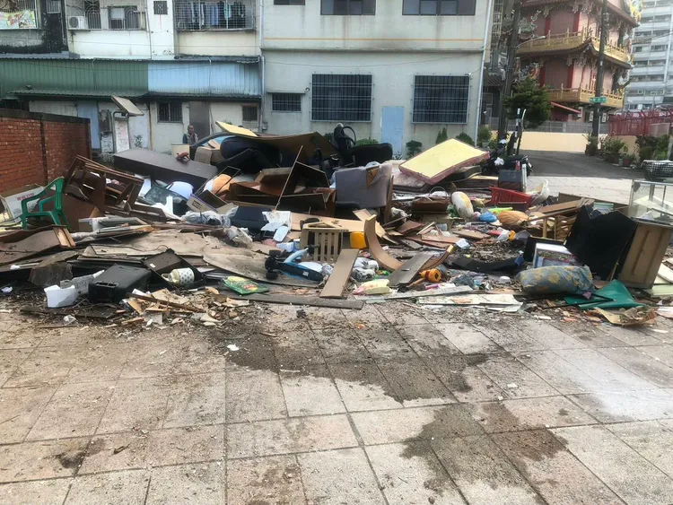 屏東縣縣定古蹟「宗聖公祠」，近日竟成大量廢棄物棄置集中處。蔣月惠提供