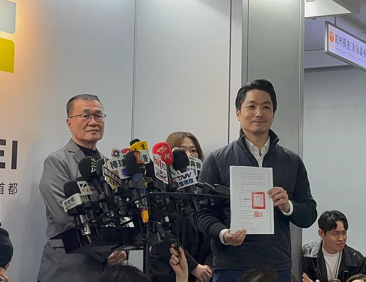 蔣萬安拿著合約書。張綵茜攝