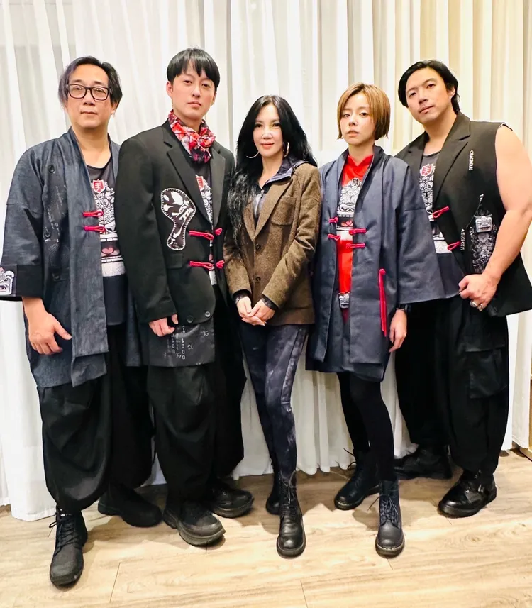 台灣設計師黃秀瑾（中）替霸氣樂團設計新年團服。民視提供