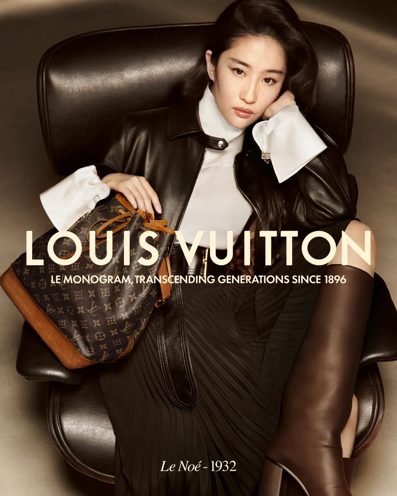 劉亦菲展演了誕生於1932年的Louis Vuitton Noe款包。品牌提供