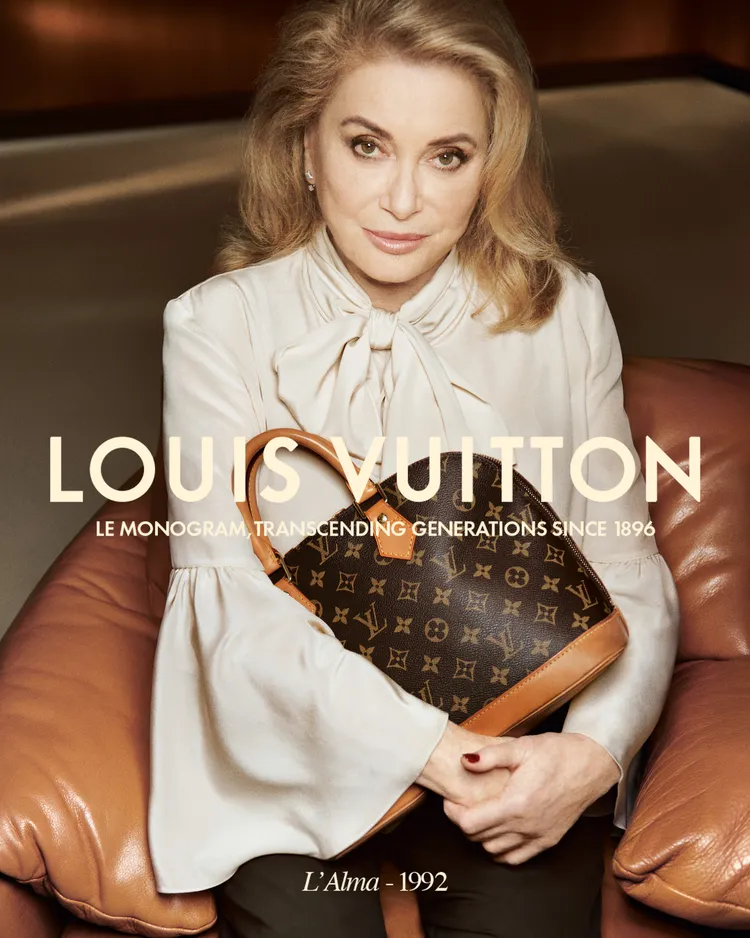 法國影壇傳奇Catherine Deneuve分享她與Louis Vuitton Alma的情感連結。品牌提供