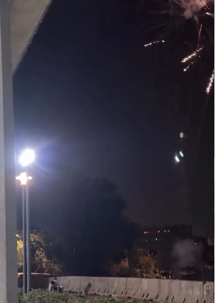 民眾在高架橋下施放煙火。翻攝Threads