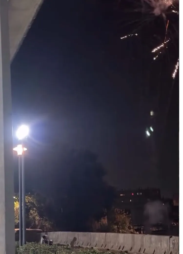 民眾在高架橋下施放煙火。翻攝Threads