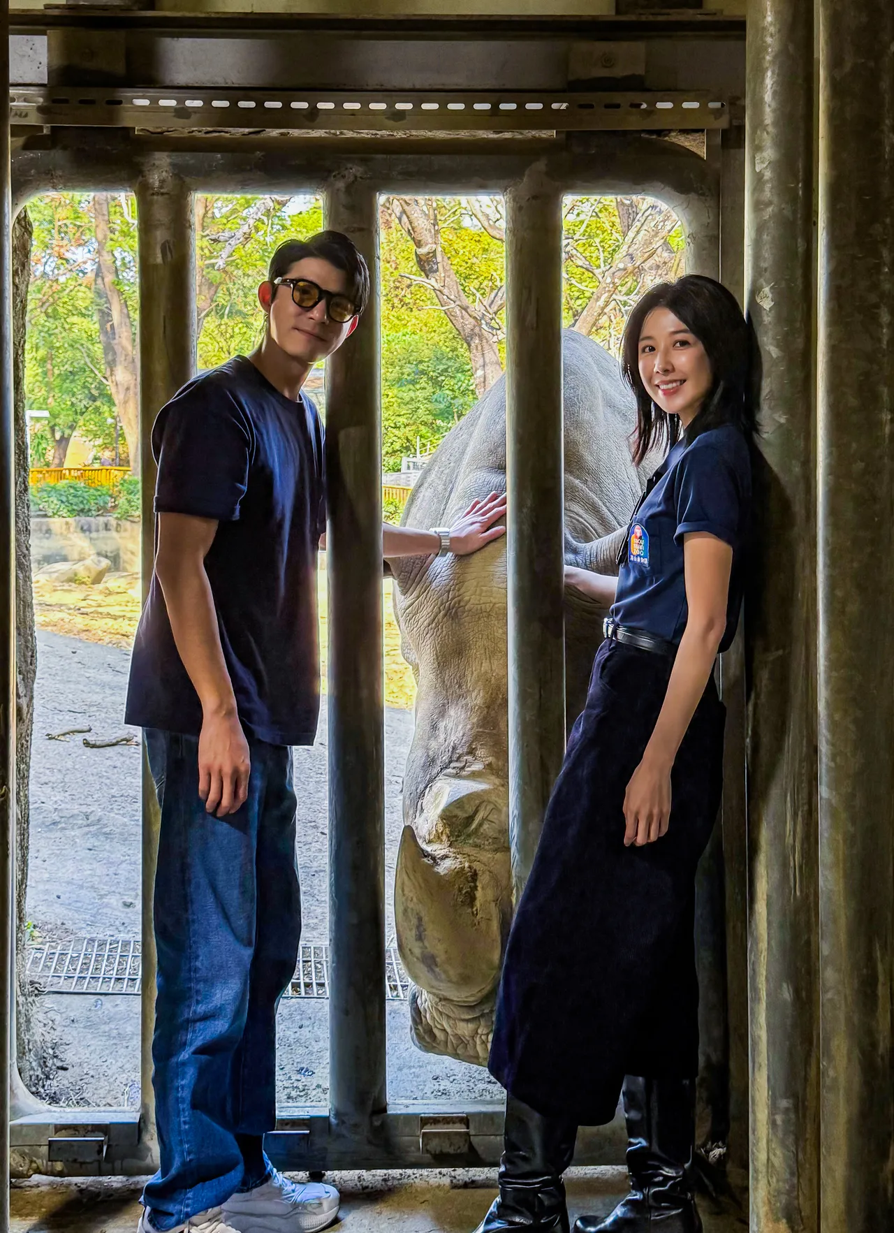 王柏傑(左)、邵雨薇與拍戲時的白犀牛重逢。南瓜電影有限公司 提供