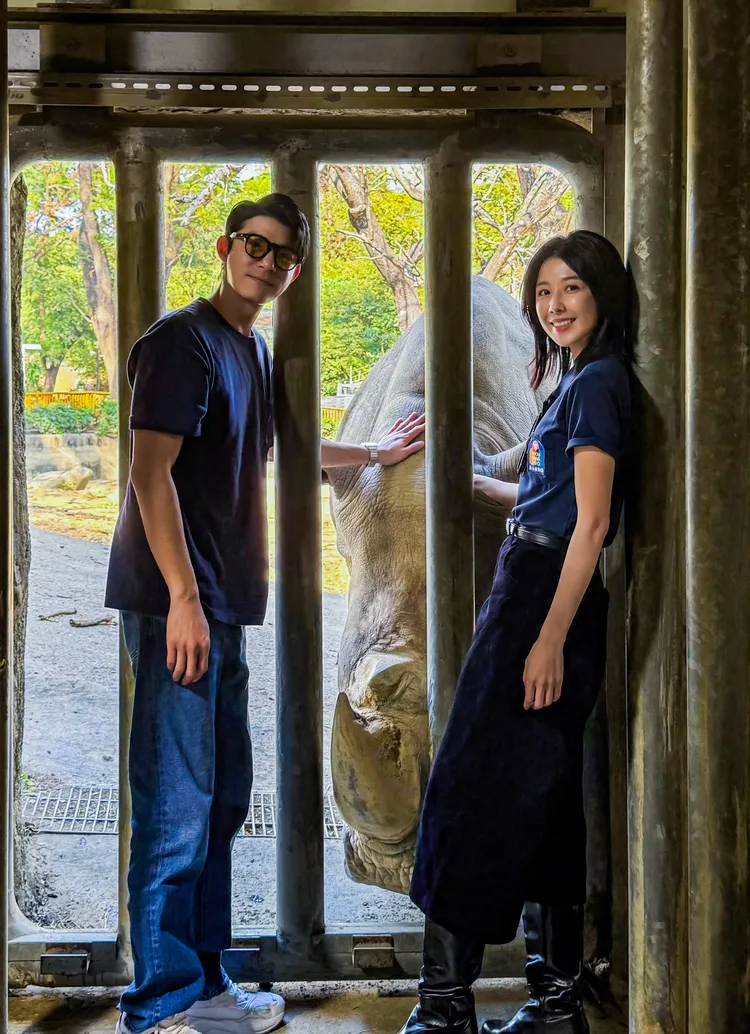 王柏傑(左)、邵雨薇與拍戲時的白犀牛重逢。南瓜電影有限公司 提供