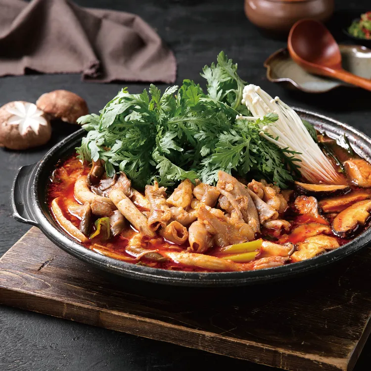 最具代表性的「牛腸火鍋」嚴選牛腸並經多道繁複工序細心處理，搭配韓國總店秘製辣醬預拌入味。業者提供