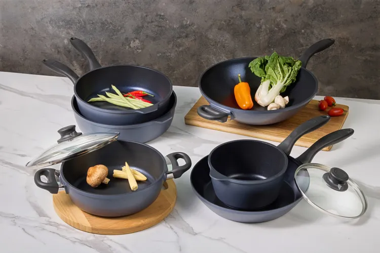 康寧餐具「World Kitchen大金藍寶石鑄造不沾鍋」首發上市推出包括單柄鍋18cm、淺湯鍋24cm、深煎鍋26cm、平煎鍋28cm、深煎鍋28cm以及炒鍋32cm共六款鍋型，於新春檔期活動期間推出嘗鮮價近38折起優惠。康寧餐具提供