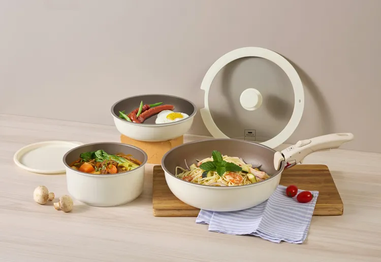 康寧餐具迎馬年百貨福袋「駿馬迎春組」WORLD KITCHEN鑄造鈦不沾鍋具六件組、SNAPWARE 極簡耐熱矽膠鍋鏟一支、SNAPWARE Eco Ren陶瓷保鮮盒二件組(450ml+680ml)。康寧餐具提供