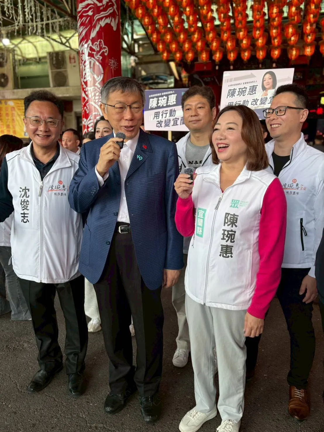 民眾黨創黨主席柯文哲偕宜蘭縣長參選人陳琬惠，在初四當天參拜宜蘭南方澳南天宮。民眾黨提供