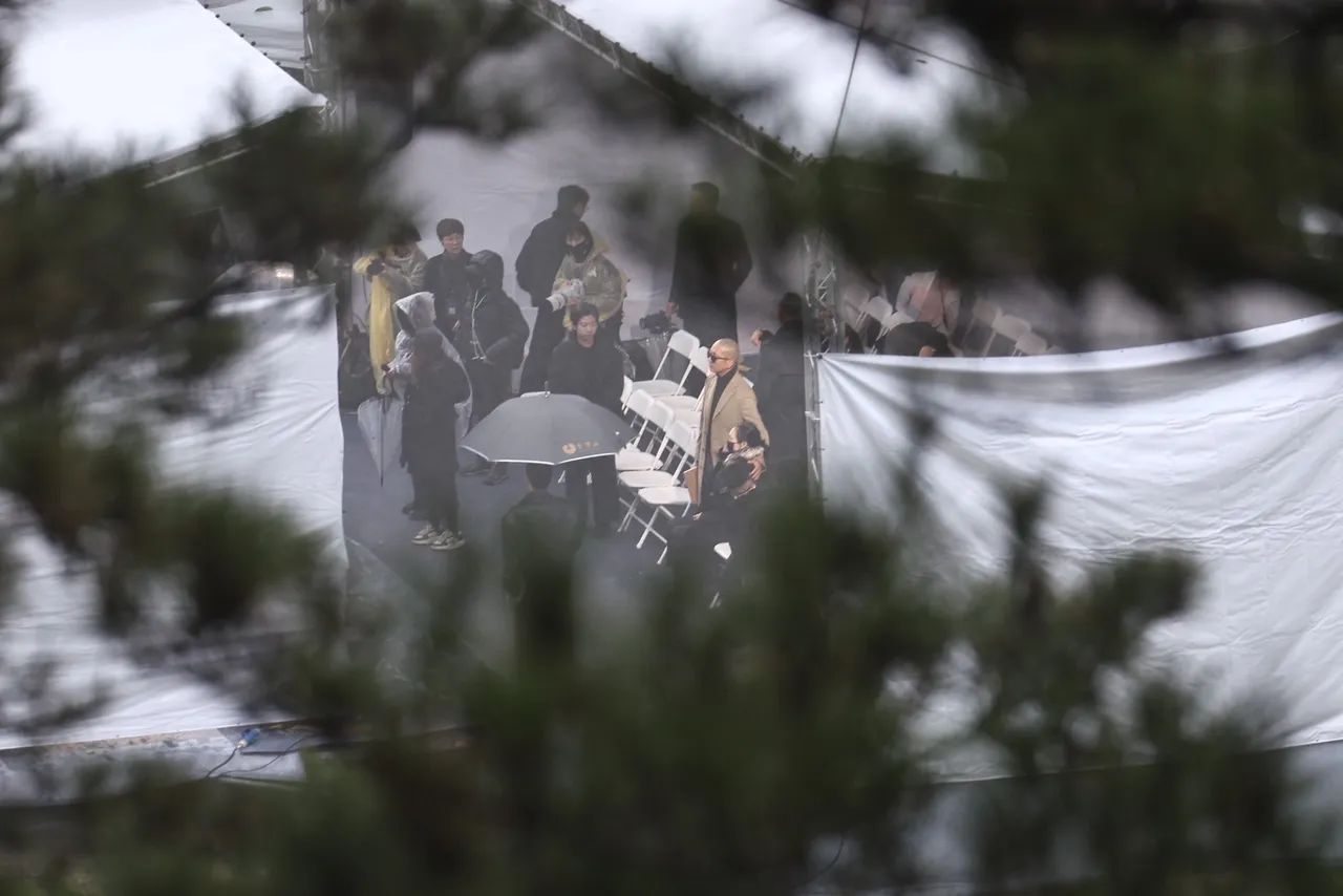 具俊曄手摟S媽。特勤中心攝