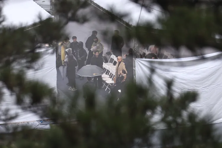 具俊曄手摟S媽。特勤中心攝