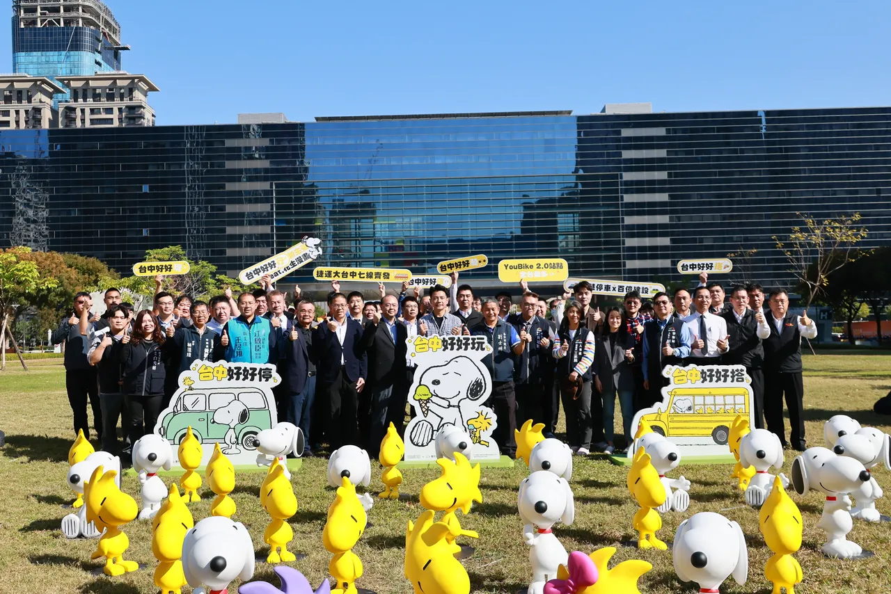 中市交通局與Peanuts花生漫畫團隊合作，以Snoopy經典角色打造可愛交通安全城市。市府提供