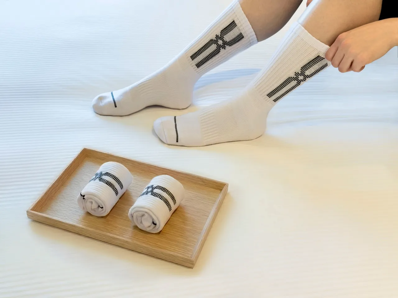 台北凱達大飯店推出「新年輕旅行」住房專案，精緻雙人房每晚2599元起，入住即贈美津濃運動襪，陪伴旅人輕鬆自在暢遊各大燈區。業者提供