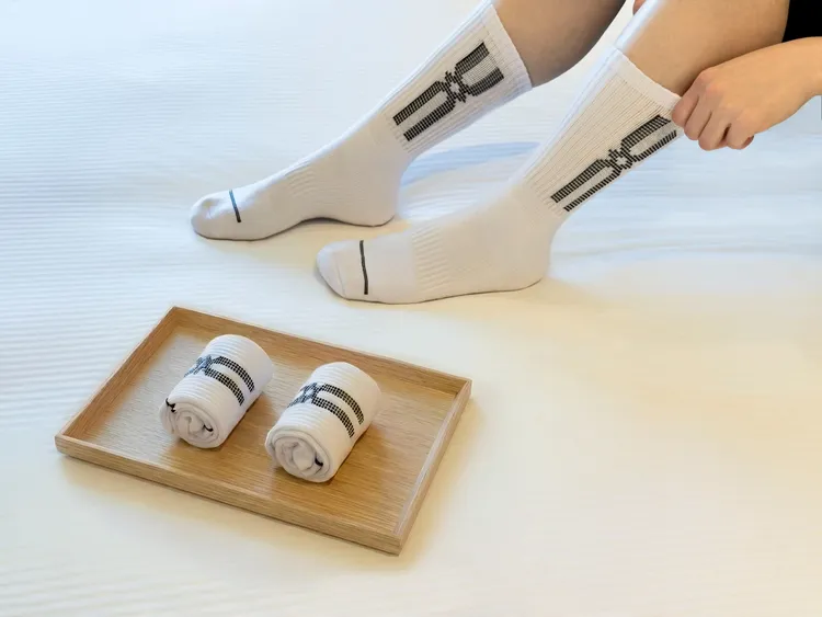 台北凱達大飯店推出「新年輕旅行」住房專案，精緻雙人房每晚2599元起，入住即贈美津濃運動襪，陪伴旅人輕鬆自在暢遊各大燈區。業者提供