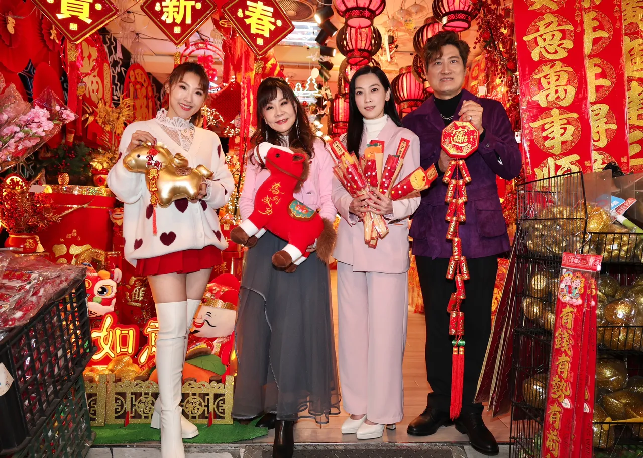 謝金晶（左起）龍千玉、陳淑萍和楊哲今現身春聯大街，為馬年挑開運飾品。莊宗達攝