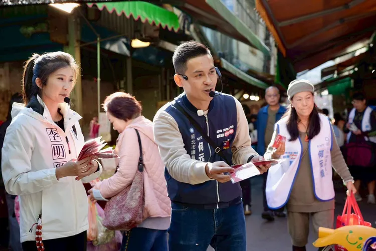 國民黨新北市汐止萬里金山市議員參選人何元楷，邀請國民黨前發言人李明璇，在今（4）日上午前往汐止中正市場發送新春春聯，並與民眾拜早年。何元楷團隊提供