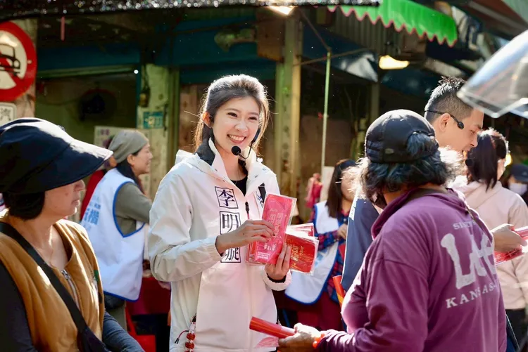 國民黨新北市汐止萬里金山市議員參選人何元楷，邀請國民黨前發言人李明璇，在今（4）日上午前往汐止中正市場發送新春春聯，並與民眾拜早年。何元楷團隊提供